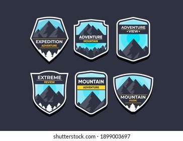 Ponga el logo y las insignias de la montaña. Un logotipo versátil para su empresa. Ilustración del vector sobre un fondo oscuro