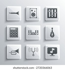 Conjunto Diapasón musical, nota, guitarra, estéreo casero, trompeta, batería, clarinete y icono de controlador de mezclador de sonido. Vector