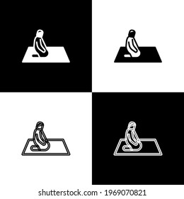 Poner al hombre musulmán rezando sobre el icono de la alfombra aislado en el fondo blanco y negro.  Vector