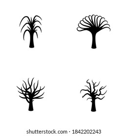 Set mit nackten oder nackten Baumsilhouetten. Handgezeichnet einzeln auf weißem Hintergrund. Vektorgrafik 