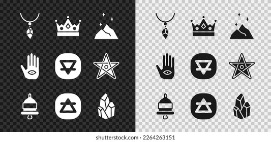 Collar el collar con cristal, corona de rey, pólvora mágica, campana de alarma, elemento de aire, piedra, mano de Hamsa e icono de la Tierra. Vector