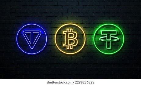 Eine Reihe von Neon-Kryptowährungen: Toncoin, Bitcoin und Tether auf dem Hintergrund der Wand.