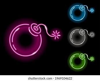 Conjunto de iconos de neón explosivo bomba en cuatro colores diferentes aislados en fondo negro. Peligroso, arma, concepto de auge. El estilo de los carteles nocturnos. Ilustración del vector 10 EPS.