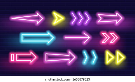 Conjunto de flecha de luz de neón aislado en el fondo de pared de ladrillo. Ilustración vectorial.