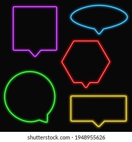 Conjunto de burbujas de habla de neón, aisladas en fondo oscuro, ilustración vectorial.