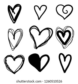 Satz von neun handgezeichnet Herzen. Hand gezeichnete raue Markerherzen einzeln auf weißem Hintergrund. Vektorgrafik für Ihr Grafikdesign