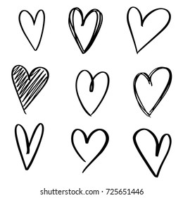 Satz von neun handgezeichnet Herzen. Hand gezeichnete raue Markerherzen einzeln auf weißem Hintergrund. Vektorgrafik für Ihr Grafikdesign
