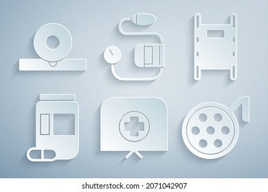 Ponga sombrero de enfermera con cruz, Stretcher, frasco y píldoras de Medicina, lámpara de cirugía, presión arterial e icono del reflector de cabeza Otolaringológico. Vector