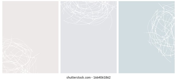 Festlegen von 3 abstrakten geometrischen Layouts. Weiße unregelmäßige handgezeichnete Schriftzeichen auf grauem, beigem und hellblauem Hintergrund. Funny Simple Creative Design. Geometrisches Design im Kindesstil.