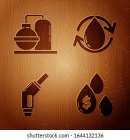 Ponga la gota de petróleo con el símbolo del dólar, el edificio industrial de petróleo y gas, la boquilla de la bomba de gasolina y la gota de aceite sobre fondo de madera. Vector