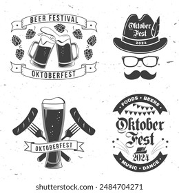 Conjunto de logotipos Oktoberfest o diseño de insignias. Vector. Taza de cerveza con malta, sombrero tradicional alemán, salchicha frita, a la parrilla, pinchado en un tenedor. Diseño tipográfico de Antiguas.