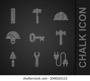 Ajuste la llave antigua, el spanner de llave inglesa, el enchufe eléctrico, el martillo, el trowel, el casco de seguridad del trabajador y el icono Regla. Vector