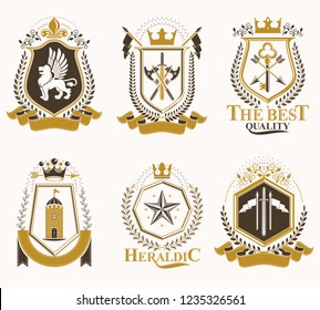 Conjunto de emblemas vectoriales herálicos de estilo antiguo, ilustraciones vintage decoradas con accesorios monarcas, torres, estrellas pentagonales, arma y armadura. Colección del escudo de armas.