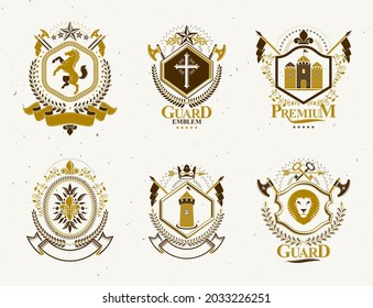 Conjunto de emblemas vectoriales herálicos de estilo antiguo, ilustraciones vintage decoradas con accesorios monárquicos, torres, estrellas pentagonales, arma y armería. Colección del escudo de armas.