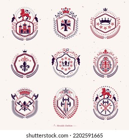 Set von heraltrocken alten Vektoremblemen, Vintage-Illustrationen mit Monarchen-Accessoires, Türmen, pentagonalen Sternen, Waffen und Rüstungen. Coat of Arms Collection