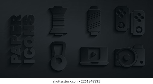 Set Online play video, Gamepad, Kettlebell, cámara fotográfica, hilo de coser en el bobinador e icono. Vector