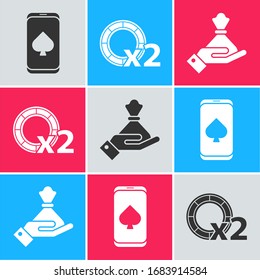 Juego de mesa de póquer en línea, fichas de casino y mano sosteniendo el icono de bolsa de dinero. Vector