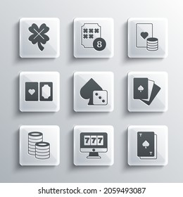 Set Online tragaperras con jackpot, Jugando spades de cartas, Deck de cartas de juego, dados de juego, fichas de casino, trébol y icono. Vector