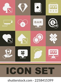 Set Online tragaperras con jackpot, Casino clover, chips, Jugando con palas de cartas, Lotería en bingo, cámara de seguridad, dados de juego e icono de localización de la barra de alcohol. Vector