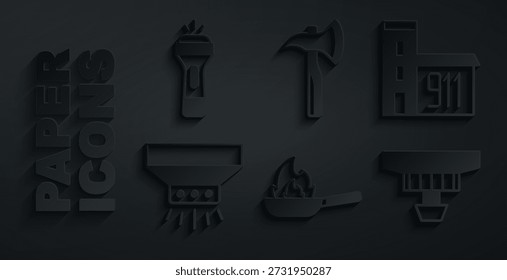 Set Pfanne mit Feuer, Gebäude der Station, Feuersprinkler-System, Rauchmelder, Feuerwehrbeile und Taschenlampe Symbol. Vektorgrafik