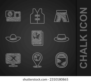 Establecer pasaporte, ubicación en el globo, ventana del avión, sombrero de hombre con cinta, avión de burbuja de voz, mujeres elegantes, pantalones cortos e icono de la cámara de acción. Vector