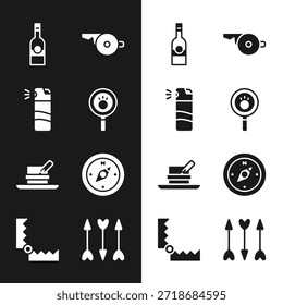 Set Paw search, Spray de pimenta, Garrafa de vodka, Apito, Chapéu Hunter com pena, Bússola, flechas Hipster e ícone de caça Armadilha. Vetor