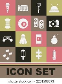 Poner lápiz con borrador, Bomba lista para explotar, cámara fotográfica, espátula, bola de billar de billar, hilo de coser en la bobina, micrófono e icono de Gamepad. Vector