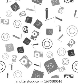 Setzen Sie den Stift mit Radiergummi, Diskette für den Computerdatenspeicher, Betriebsschalter und Fotokamera auf einem nahtlosen Muster ein. Vektorillustration