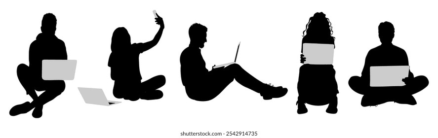 Conjunto de Pessoas usando silhuetas de laptop. Diferentes homens, mulheres trabalhando online, surfando na internet com computador, sentados no chão. Vetor isolado em fundo branco.