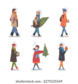 Eine Reihe von Leuten in warmen Winterkleidung, die mit Geschenken laufen und Tannenbaum tragen. Weihnachts- und Neujahrskarikatur, Vektorgrafik