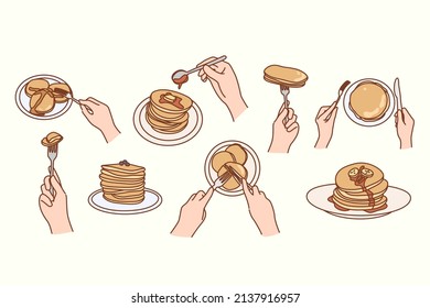 Conjunto de personas comiendo crepes esponjosos con mantequilla, plátano y jarabe de arce. La colección de mujeres sirve delicioso desayuno americano en casa. Cafetería o menú de restaurante. Ilustración vectorial. 