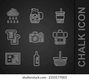 Set Fotokamera, Flasche Wein, Picknickkorb, Wanderrucksack, Faltkarte, Brottoast, Papier Glas mit Wasser und Wolkenregen Symbol. Vektorgrafik