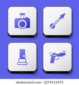 Establecer cámara fotográfica, flecha medieval, cartuchos e ícono de pistola o pistola. Botón cuadrado blanco. Vector