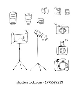 Un conjunto de equipos fotográficos - cámara, foto, lentes, flash, foco, tarjeta de memoria Micro SD, película fotográfica, panel LED. Ilustración vectorial Doodle, simple caricatura de línea de arte. Aislado.
