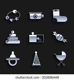 Set Piece de rompecabezas, sombrero de fiesta, cochecito de bebé, vándalo, pacificador de maniquí, juguete de pirámide, ropa de calcetines e ícono de bebé de rattle. Vector