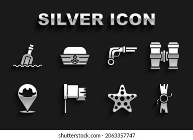 Set Pirate Flagge, Binoculars, Dekret, Pergament, Scroll, Starfish, Location Pirate, Vintage Pistolen, Flasche mit der Nachricht Wasser und Sailor Hut Symbol. Vektorgrafik