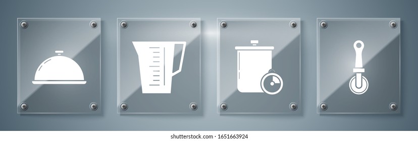 Ponga un cuchillo de pizza , Horno de cocina y hornillo de cocina , Tubo de medida y cubierto con una bandeja de comida . Paneles de vidrio cuadrado. Vector