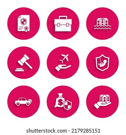 Ponga el Avión en la mano, Dinero con escudo, Casa, Seguro de Vida, Coche, Juez Gavel, Inundación e Icono de Contrato. Vector