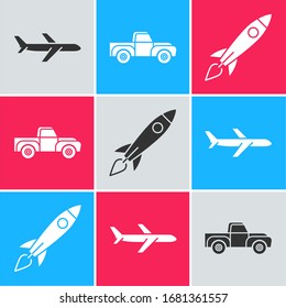 Coloque el avión, el coche de recogida y el buque de cohetes con el icono de fuego. Vector