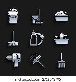 Conjunto de botellas de plástico para líquido lavavajillas líquido, escurridor, raspador, limpiaparabrisas, manija de escoba, servicio de limpieza, fregona, lavabo con espuma de jabón y cubo burbujas icono. Vector