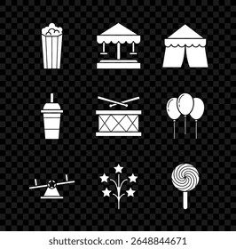Set pop-corn en boîte en carton, carrousel d'attraction, tente de cirque, balançoire, feux d'artifice, sucette, verre de papier avec de la paille et de l'eau potable et de l'icône Batterie bâtons. Image vectorielle