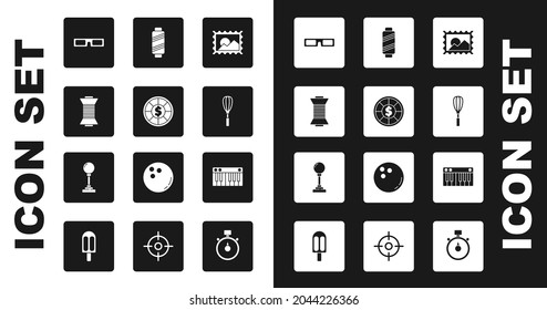 Ponga sellos postales, fichas de casino, hilo de coser en la piscina, gafas de cine, whisky de cocina, sintetizador de música y Joystick para un icono de máquina de arcade. Vector