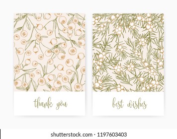 Conjunto de plantillas de postales o tarjetas de felicitación con arándanos y bayas de enebro y deja dibujadas a mano con líneas de contorno sobre fondo claro y deseo de vacaciones. Ilustración vectorial monocromática realista.