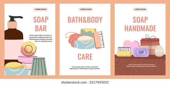 Um conjunto de cartazes feitos à mão sabão e produtos de banho. Diferentes fundamentos de banho, barras de sabão, esponjas, toalhas e escovas de esfregar. Perfeito para a promoção da loja natural, spa, bem-estar. Ilustração vetorial