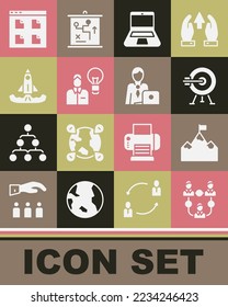 Establecer base de equipo de Project, Montañas con bandera, flecha de destino, Laptop, lámpara humana, cohete, archivos de navegador e icono de Businessman. Vector