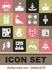 Establezca infografías de gráfico de pirámide, insignia de identificación, base de escenario o tribuna, cohete, escalera con indicador de fin, lista de verificación del Portapapeles, icono base de impresora y equipo de proyecto. Vector
