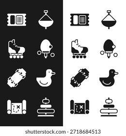 Set Schläger, Rollschuh, Circus-Ticket, Whirling Spielzeug, Skateboard, Rubber Ente, Pyramide und Pirate Schatzkarte Symbol. Vektorgrafik