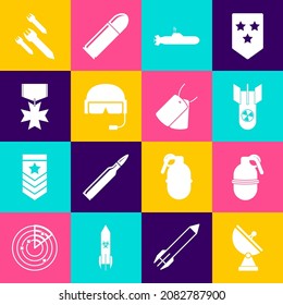 Coloca Radar, Granada de mano, Bomba nuclear, submarino, casco militar, medalla de recompensa, icono de cohetes y etiquetas de perro. Vector