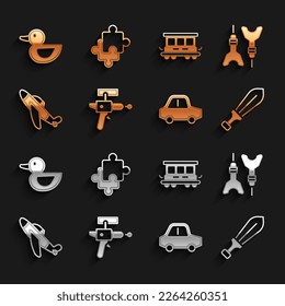 Juego de armas Ray, flecha Dart, juguete Sword, carro de juguetes, avión, vagones de tren de pasajeros, pato de goma e icono de piezas del rompecabezas. Vector