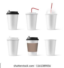 Conjunto realista de tazas de papel en blanco con tapa de plástico. Coffee para ir, saca la taza. Ilustración vectorial aislada y puede ser utilizada para cualquier fondo. EPS10.